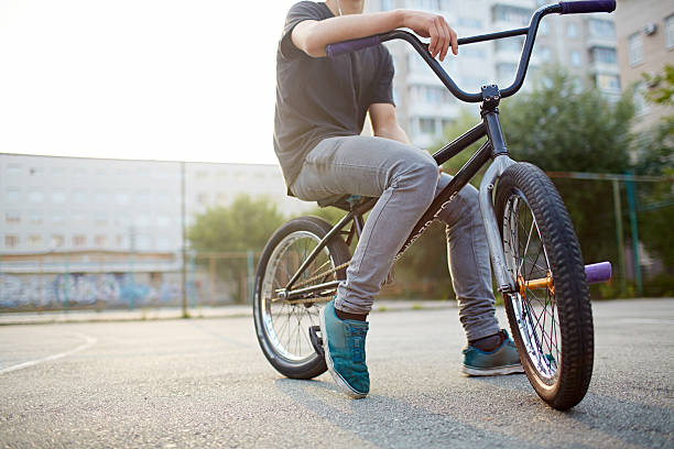 улица в байкерском стиле - bmx cycling sport teenagers only teenager стоковые фото и изображения