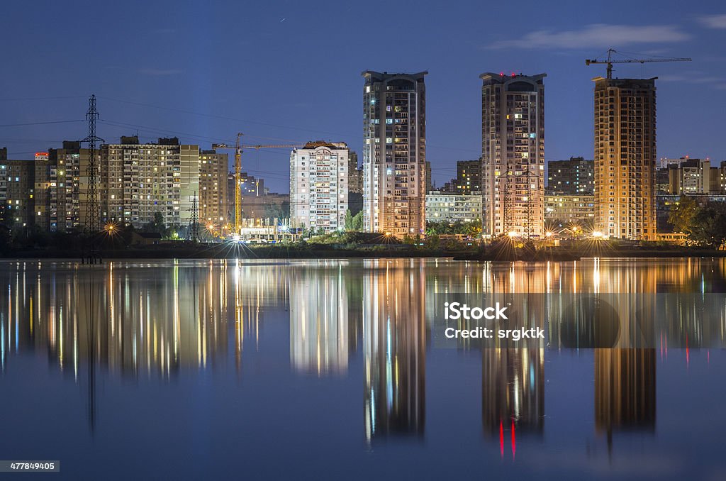 Rascacielos edificios residenciales cerca del lago de noche con las luces - Foto de stock de Suburbio - Zona residencial libre de derechos