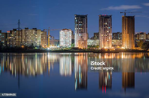 Highrise De Edifícios Residenciais Perto Do Lago À Noite Com As Luzes - Fotografias de stock e mais imagens de Suburbano