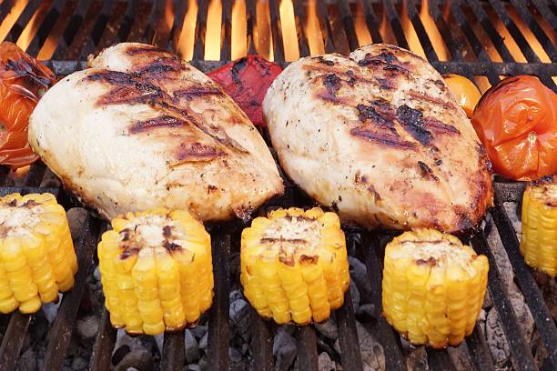 バーベキューローストチキンの胸肉、野菜のグリル - rotisserie chicken roasted barbecue ストックフォトと画像