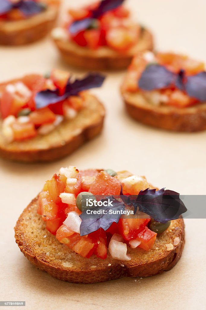 Bruschetta de tomate e manjericão - Foto de stock de Alho royalty-free