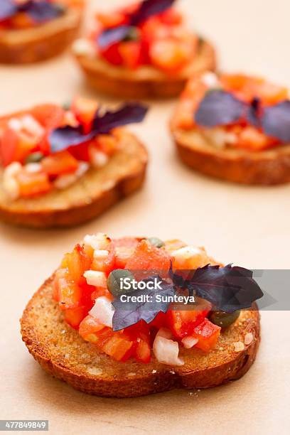 Foto de Bruschetta De Tomate E Manjericão e mais fotos de stock de Alho - Alho, Almoço, Antepasto