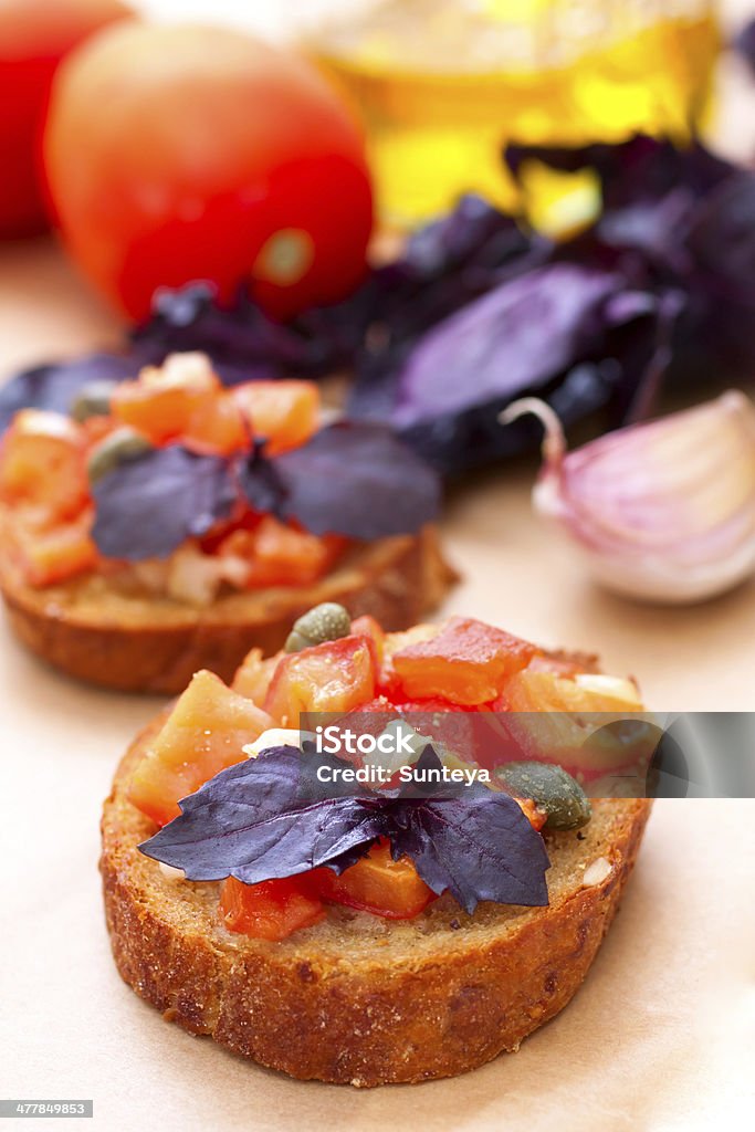 bruscetta italiano com tomates, manjericão e azeite de oliva - Foto de stock de Alho royalty-free