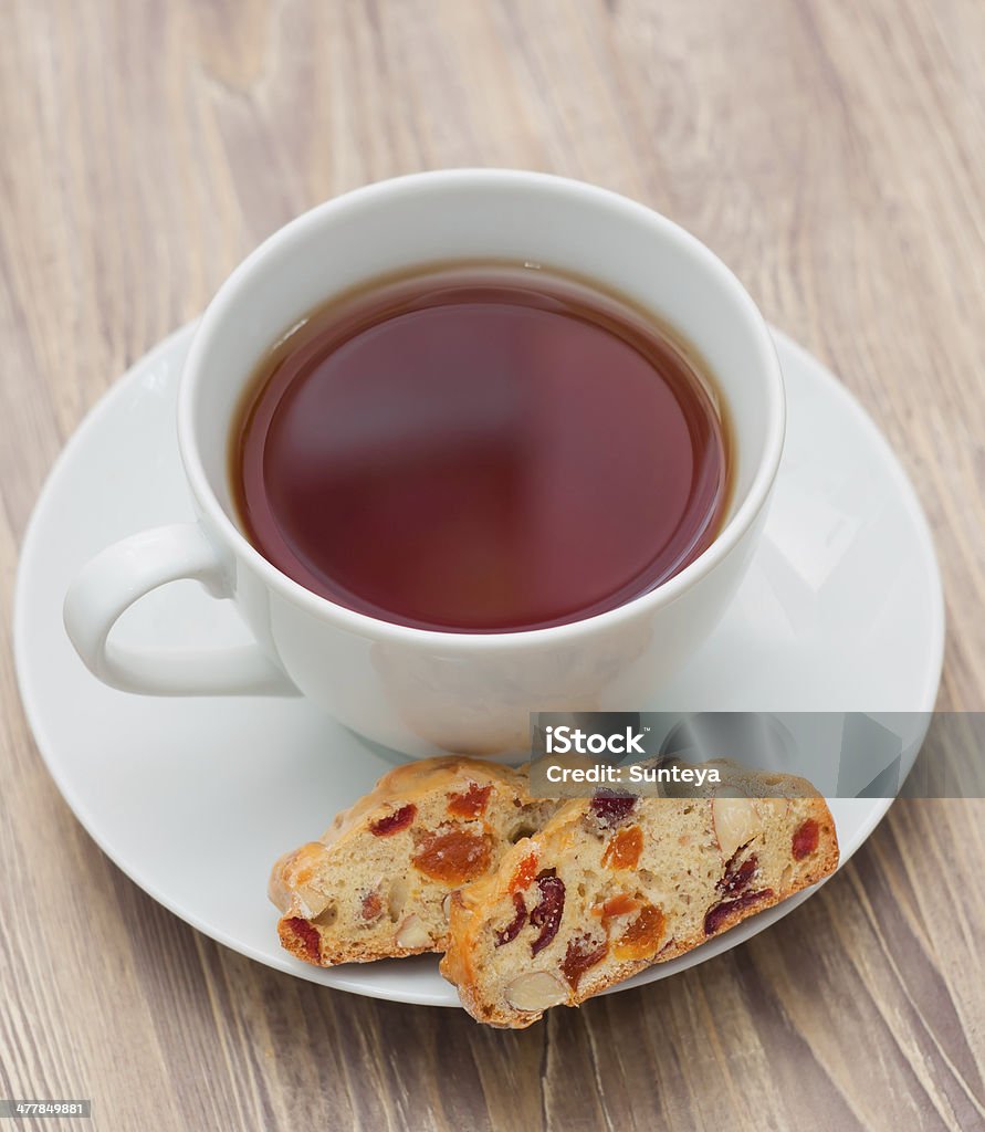 Taza de té con biscotti - Foto de stock de Al horno libre de derechos