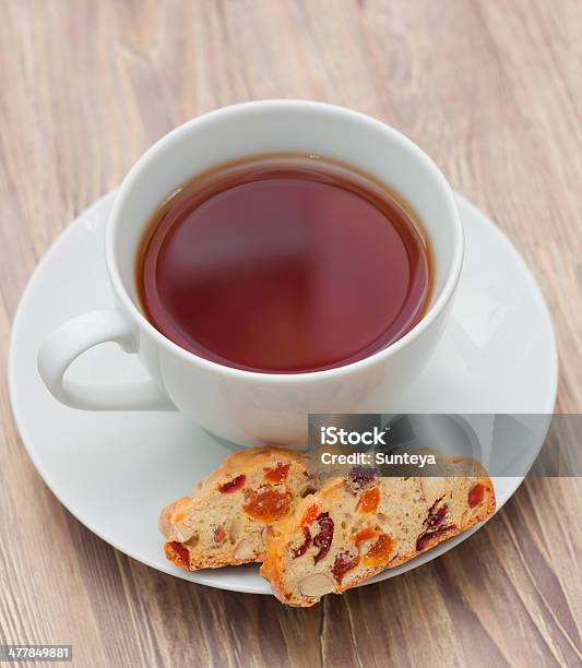 Taza De Té Con Biscotti Foto de stock y más banco de imágenes de Al horno - Al horno, Albaricoque, Alimento