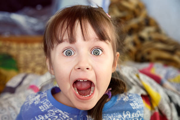 потрясен ярко little girl - surprise child little girls shock стоковые фото и изображения