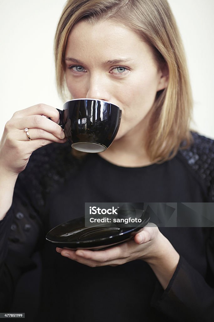 Portrait de femme de boire de tasse de café - Photo de Adulte libre de droits