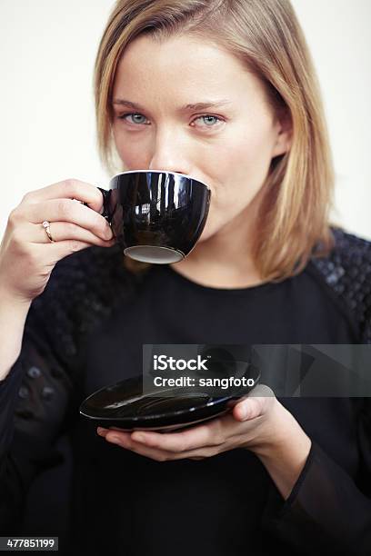 Photo libre de droit de Portrait De Femme De Boire De Tasse De Café banque d'images et plus d'images libres de droit de Adulte - Adulte, Aliments et boissons, Beauté