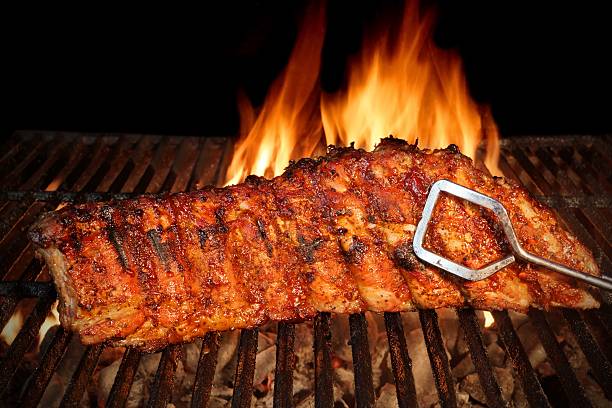 de barbacoa de cerdo asado costillas de cerdo primer plano en caliente grill - grilled broiling outdoors horizontal fotografías e imágenes de stock