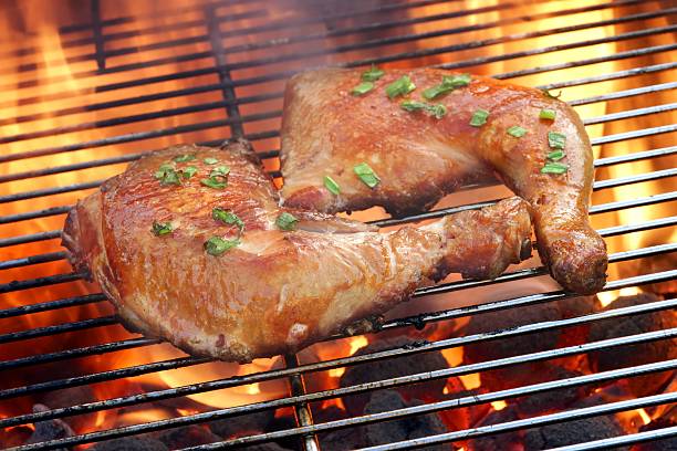 dois chicken quarto no quente bbq grelhar close-up. - grilled chicken chicken barbecue fire imagens e fotografias de stock