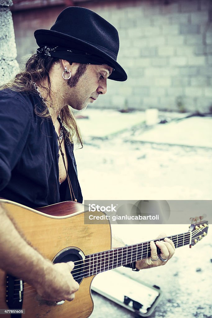 Mann mit Gitarre - Lizenzfrei Akustikgitarre Stock-Foto