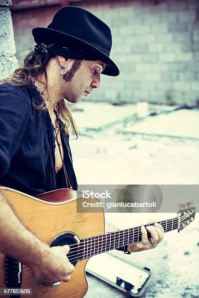 Homem Com Guitarra - Fotografias de stock e mais imagens de Adulto - Adulto, Ao Ar Livre, Arte, Cultura e Espetáculo