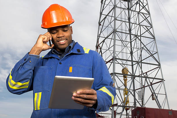 pracownik przemysłu naftowego i technologii - oil industry digital tablet manual worker mining zdjęcia i obrazy z banku zdjęć