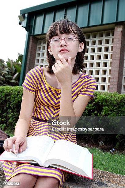 Ler Tempo De - Fotografias de stock e mais imagens de 12-13 Anos - 12-13 Anos, 14-15 Anos, Adolescente