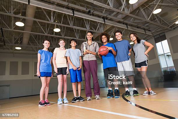 Gruppe Von Kindern Mit Basketball Coach Stockfoto und mehr Bilder von Trainer - Trainer, Basketball, Basketball-Spielball