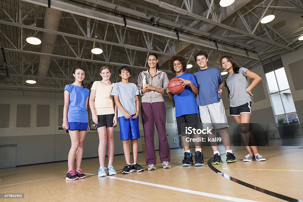 Grupo de crianças com Treinador de basquetebol - Royalty-free Treinador Desportivo Foto de stock