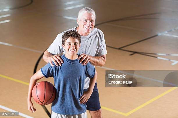 Niño Con Entrenador De Baloncesto Foto de stock y más banco de imágenes de Gimnasio escolar - Gimnasio escolar, Padre, Deporte