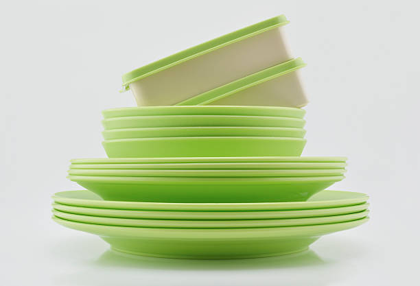 istock Green plastic plates, bowls and boxes isolated on white background 477852470