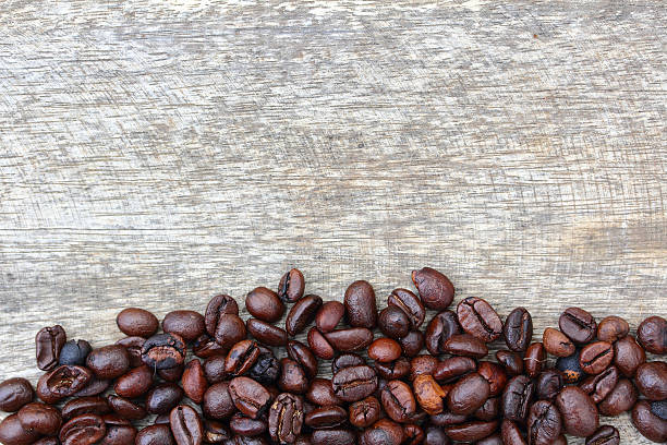 кофе на деревянных фоне гранж - coffeetree стоковые фото и изображения