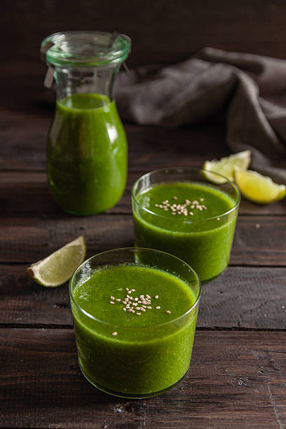 Dos vasos con verde batido de desintoxicación - foto de stock