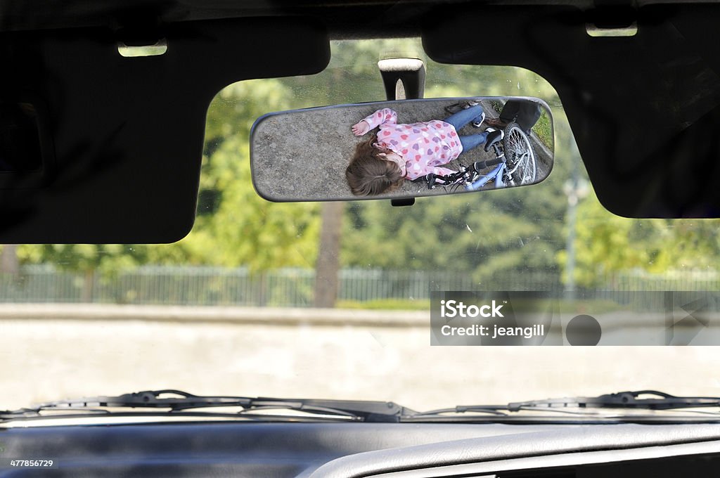 Niño caído en espejo retrovisor - Foto de stock de Retrovisor interior libre de derechos