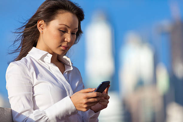 mulher de negócios com telefone inteligente - model96 imagens e fotografias de stock