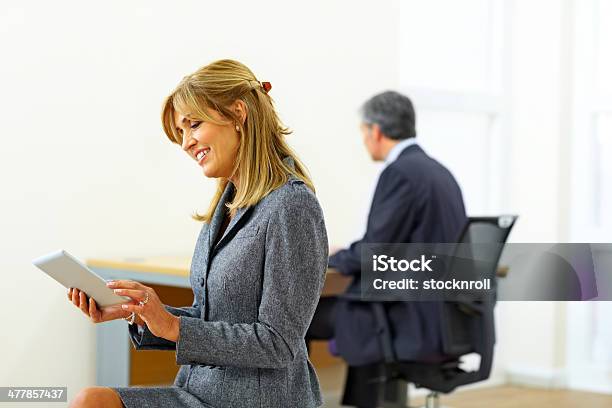 Foto de Linda Executivo Feminino Usando Tablet Digital e mais fotos de stock de 40-44 anos - 40-44 anos, Adulto, Adulto maduro