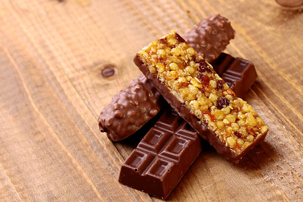 barras de chocolate e doce de amendoim - chocolate candy unhealthy eating eating food and drink - fotografias e filmes do acervo