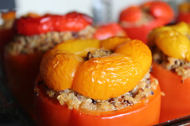 quinoa e recheadas com pimentão vermelho e laranja 1 de 3 - stuffed stuffed pepper pepper bell pepper - fotografias e filmes do acervo