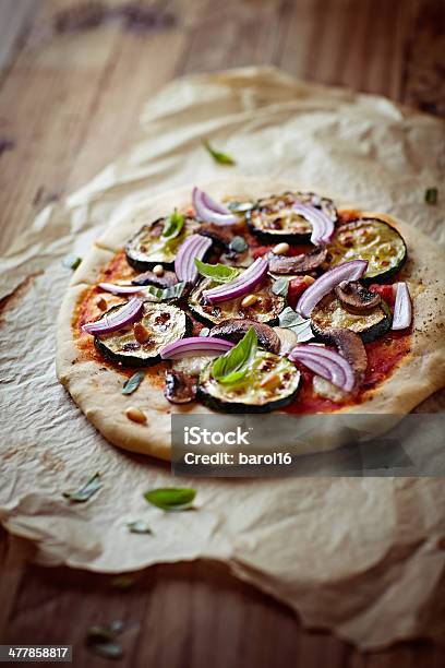 Pizza Con Zucchine Funghi E Pinoli - Fotografie stock e altre immagini di Basilico - Basilico, Cena, Cibo