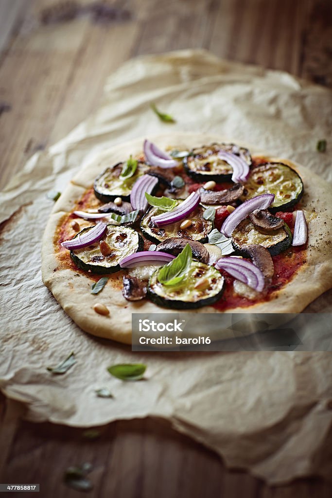 Pizza com o grilled Curgete, cogumelos e pinhões - Royalty-free Assado no Forno Foto de stock