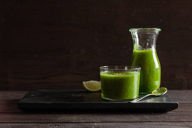 Dois copos com verde detox de smoothies - fotografia de stock