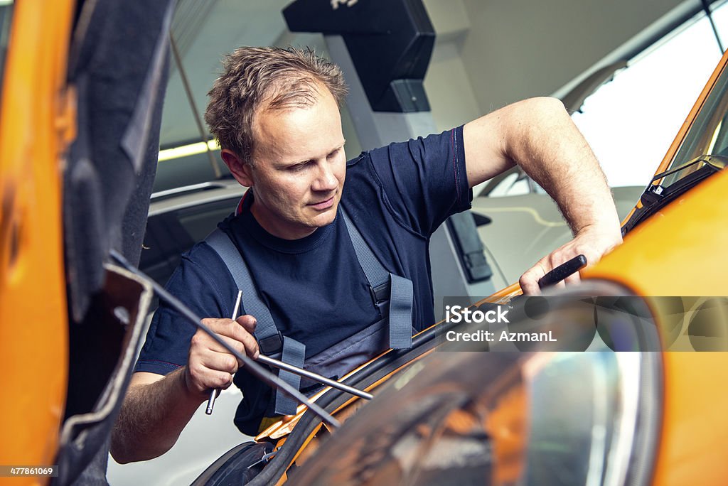 Homem mecânico Peering no compartimento do motor de Carro - Royalty-free Adulto Foto de stock