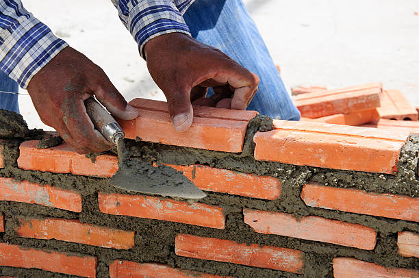 konstruktion mason arbeiter maurer ziegel mit trowe installieren - mason brick bricklayer installing stock-fotos und bilder