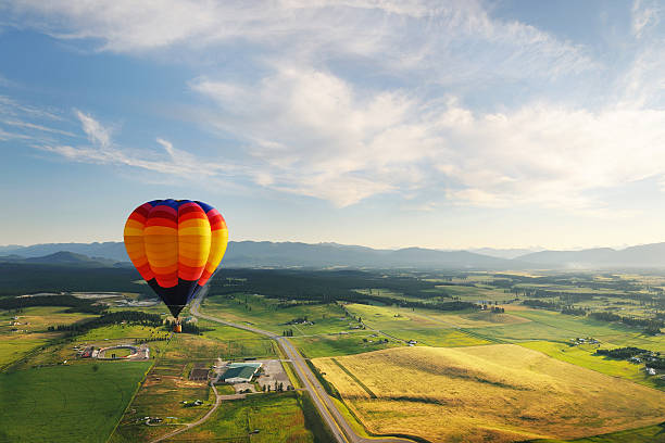 hot heißluftballon malerischen - flathead valley stock-fotos und bilder