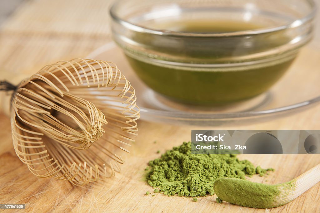 Tè verde in polvere e una tazza - Foto stock royalty-free di Alimentazione sana