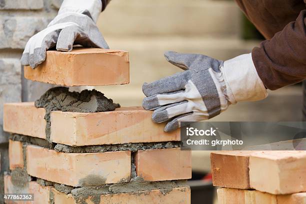 Bricklaying Pared De Ladrillos Foto de stock y más banco de imágenes de Construir - Construir, Sector de la construcción, Cemento