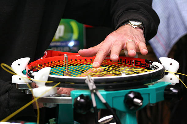 kuvapankkikuvat ja rojaltivapaat kuvat aiheesta racquet stringer kutoa ristimerkkijonoja jousituskoneessa - international tennis federation