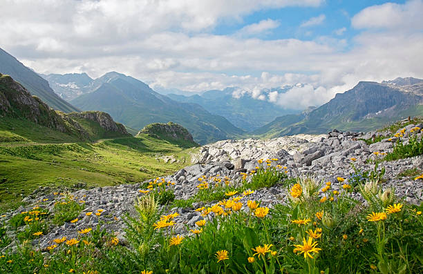 paisagem de montanhas - arlberg - fotografias e filmes do acervo