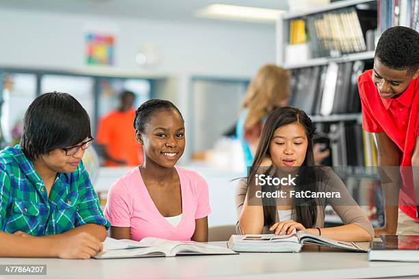 Unterschiedlichen High Schoolschüler Stockfoto und mehr Bilder von Afrikanischer Abstammung - Afrikanischer Abstammung, Afro-amerikanischer Herkunft, Akademisches Lernen