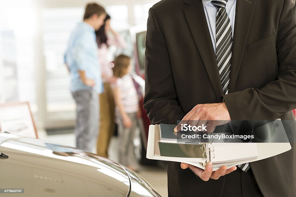 Car vendedor's hands holding muestra de colores - Foto de stock de Coche libre de derechos