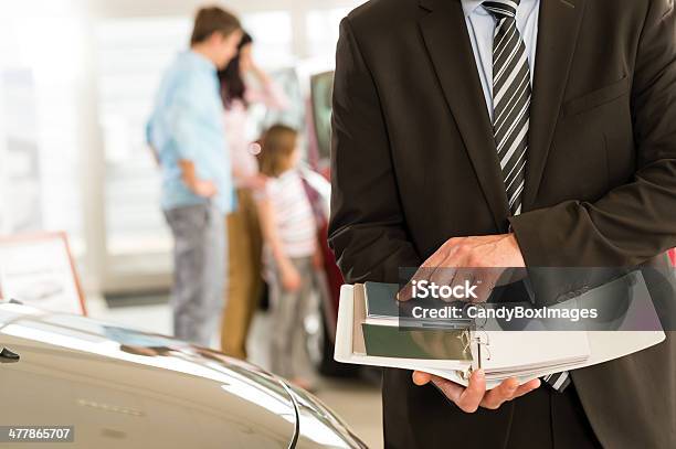 Car Vendedors Hands Holding Muestra De Colores Foto de stock y más banco de imágenes de Coche - Coche, Muestra de colores, Adulto maduro