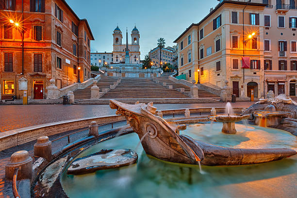 marches espagnoles à la tombée de la nuit, rome - piazza di spagna spanish steps church trinita dei monti photos et images de collection