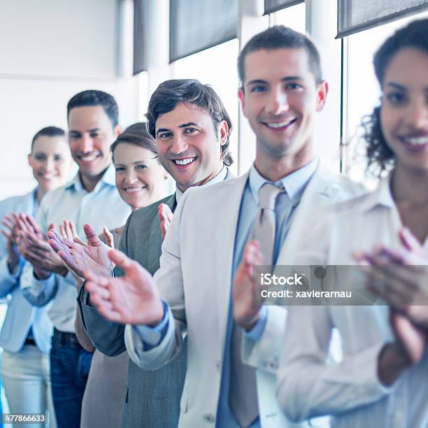 Gran Presentación Foto de stock y más banco de imágenes de Felicidad - Felicidad, Felicitar, Mirando a la cámara