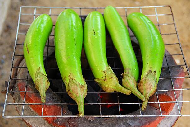 vert thaï sur le vieux style d'une cuisinière - eggplant vegetable food close up photos et images de collection