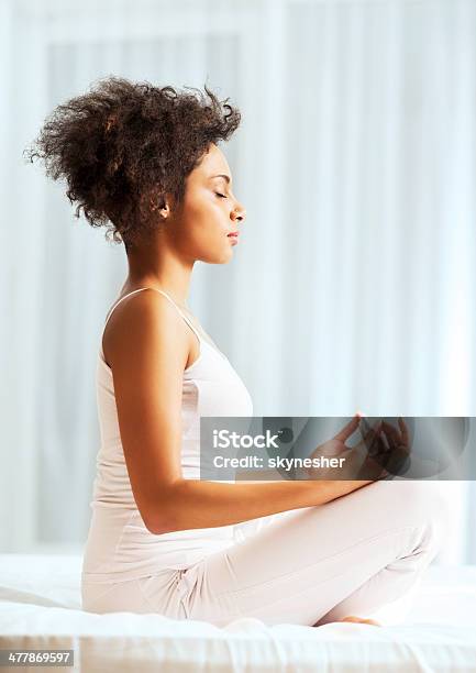 Mulher Afroamericana A Fazer Ioga - Fotografias de stock e mais imagens de Mulheres - Mulheres, Meditar, Exercício Respiratório