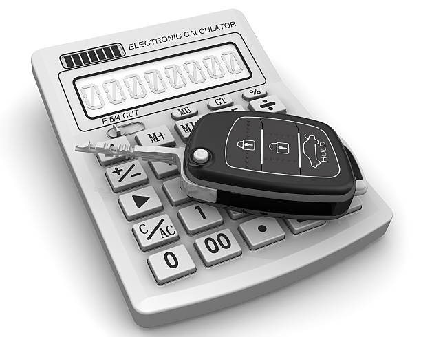 chave de ignição do carro está na calculadora - car loan finance symbol - fotografias e filmes do acervo