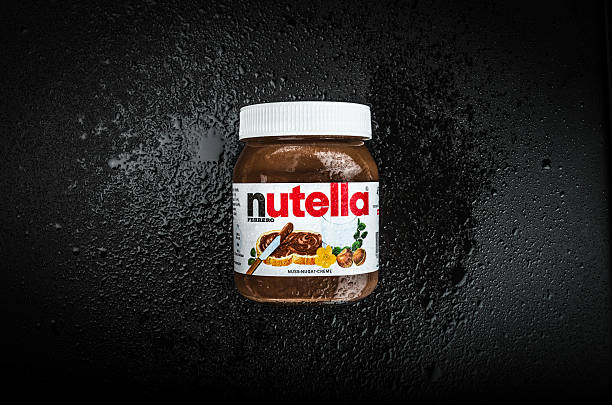 nutella nocciola diffusione - nutella foto e immagini stock