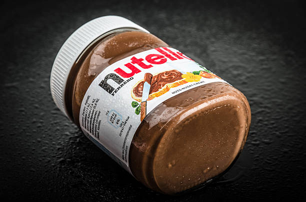 nutella nocciola diffusione - nutella foto e immagini stock