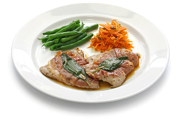 saltimbocca alla romana, cuisine italienne - saltimbocca veal prosciutto ham photos et images de collection